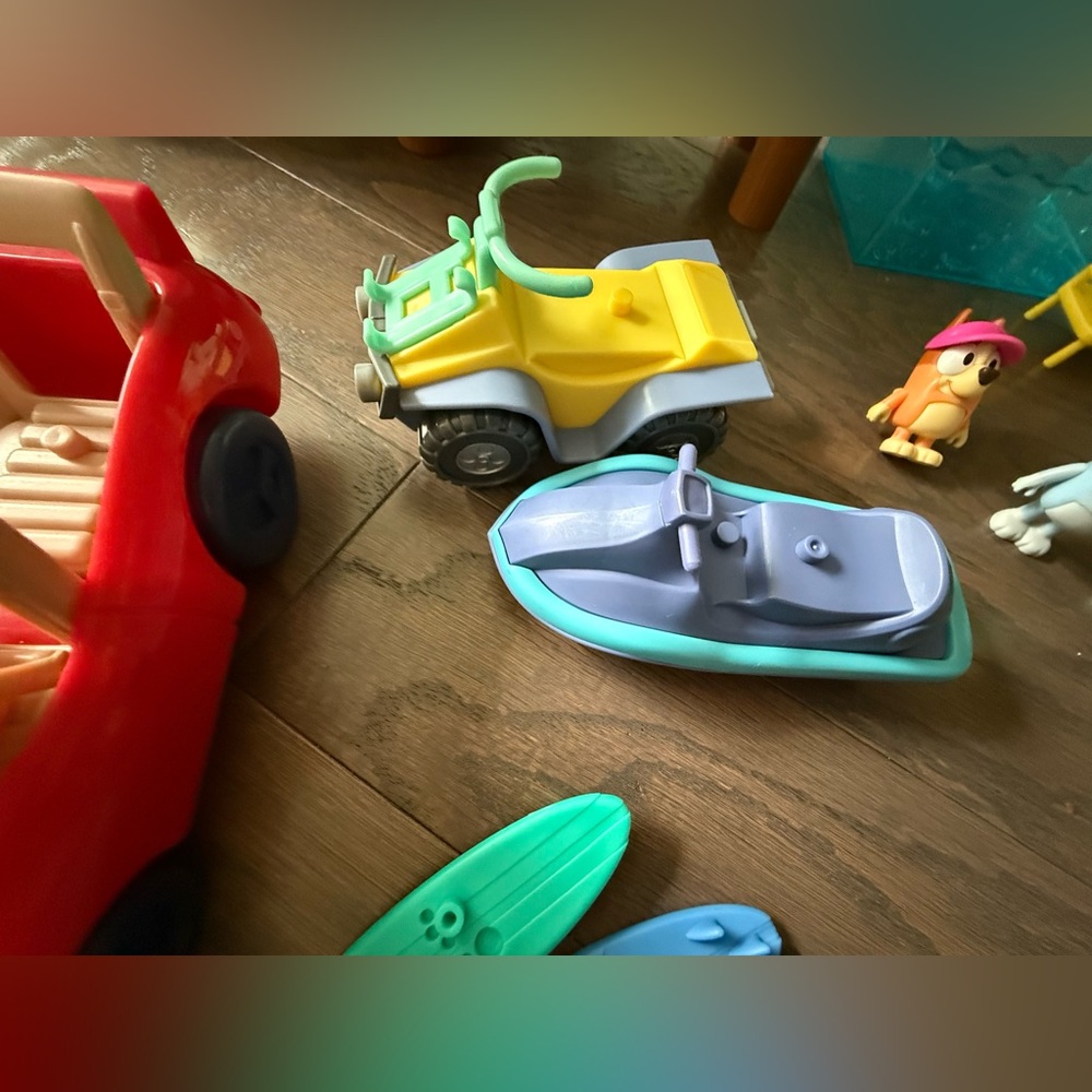 Bluey Beach House Playset w/Figures beach convertible car jet ski four wheeler - Picture 14 of 16